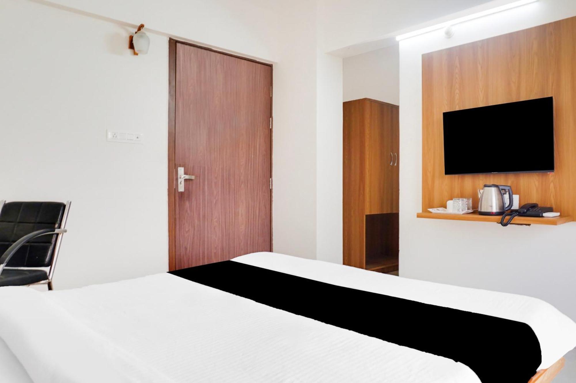 Super Townhouse Lohegaon Near Pune Airport Formerly Landmark Regency Lohogaon Ngoại thất bức ảnh
